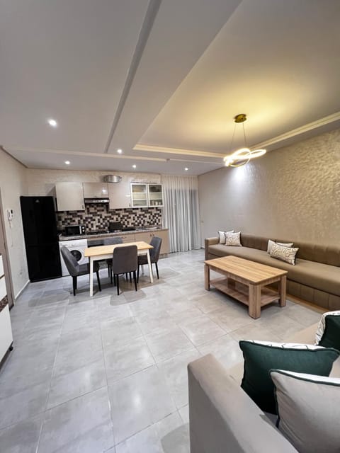 Kitchen or kitchenette, Living room, Seating area, Dining area, stove