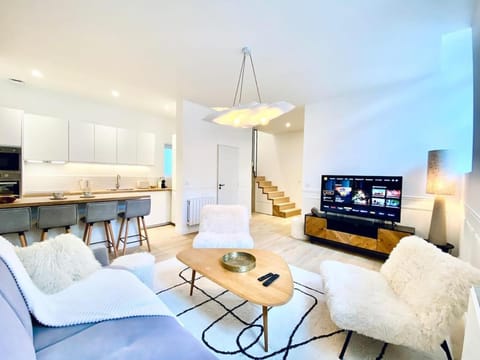 TV and multimedia, Kitchen or kitchenette, Living room, Dining area