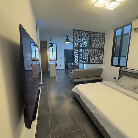 Bed, TV and multimedia, Photo of the whole room, Bedroom