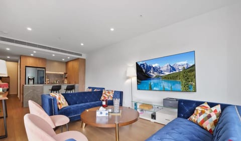 TV and multimedia, Kitchen or kitchenette, Living room, Seating area, air conditioner