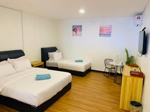 Communal lounge/ TV room, Bed, Photo of the whole room, Bedroom