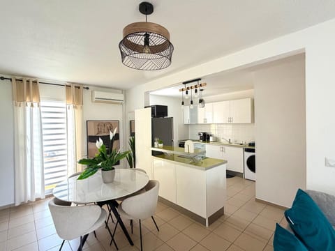 Kitchen or kitchenette, Dining area, minibar