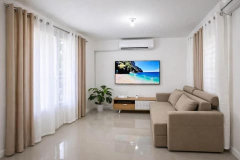 TV and multimedia, Living room, Seating area, Evening entertainment, air conditioner