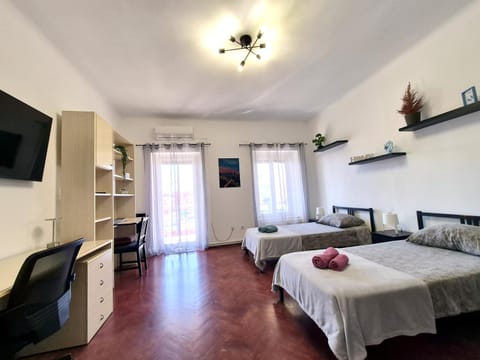 Bed, TV and multimedia, Photo of the whole room, Bedroom