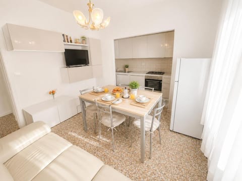TV and multimedia, Kitchen or kitchenette, Dining area, dishwasher, microwave, oven, stove