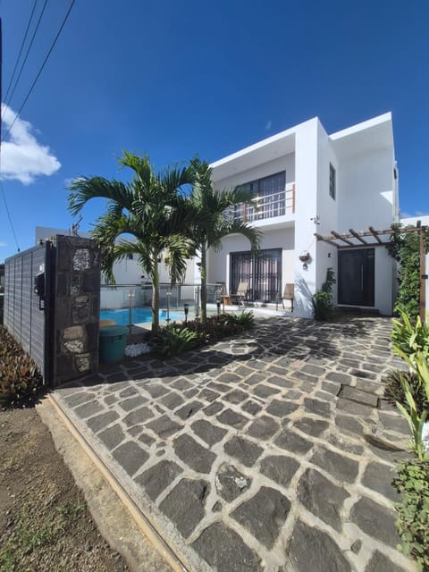 Property building, Day, Natural landscape, Pool view, Swimming pool