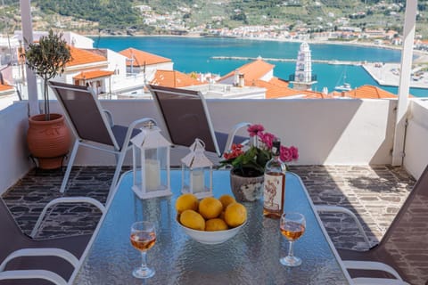 Day, Natural landscape, View (from property/room), Balcony/Terrace, Dining area, Sea view
