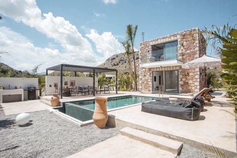 Property building, Patio, Day, Natural landscape, Pool view, Swimming pool, sunbed