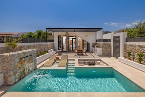 Property building, Patio, Day, Natural landscape, Pool view, Swimming pool, sunbed