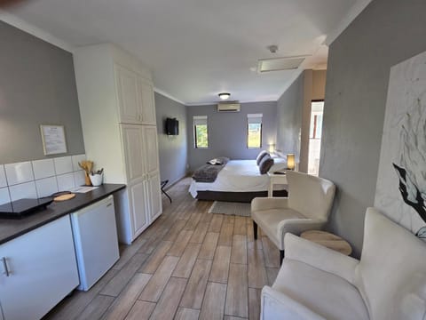 Bed, TV and multimedia, Photo of the whole room, air conditioner