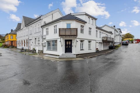 Property building, Street view, Quiet street view