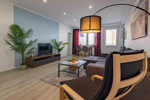 Communal lounge/ TV room, TV and multimedia, Living room, Seating area, Evening entertainment