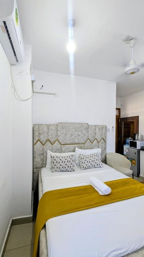 Bed, Bedroom, towels, air conditioner