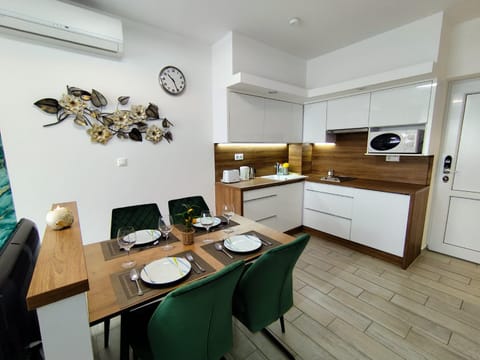 Restaurant/places to eat, Kitchen or kitchenette
