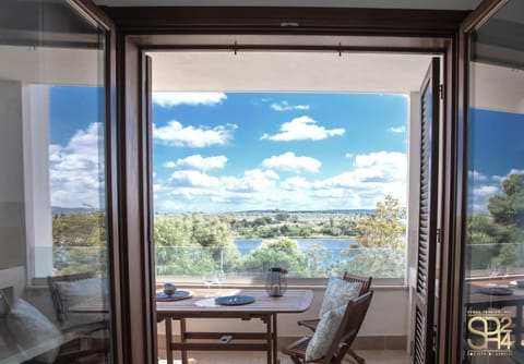Balcony/Terrace, Dining area, Lake view