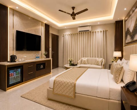 Bed, TV and multimedia, Photo of the whole room, Seating area, Bedroom, air conditioner