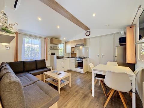Property building, Communal lounge/ TV room, TV and multimedia, kitchen, kitchen, air conditioner, air conditioner