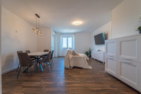TV and multimedia, Living room, Seating area, Dining area
