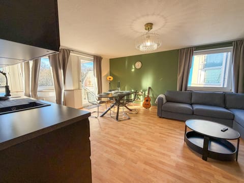 Kitchen or kitchenette, Living room, Seating area, Dining area
