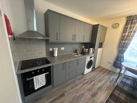 Kitchen or kitchenette, oven, washing machine