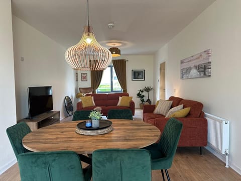 TV and multimedia, Living room, Seating area, Dining area