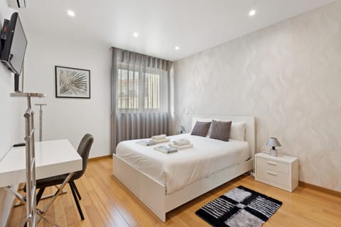 Bed, TV and multimedia, Photo of the whole room, Seating area, Bedroom, towels