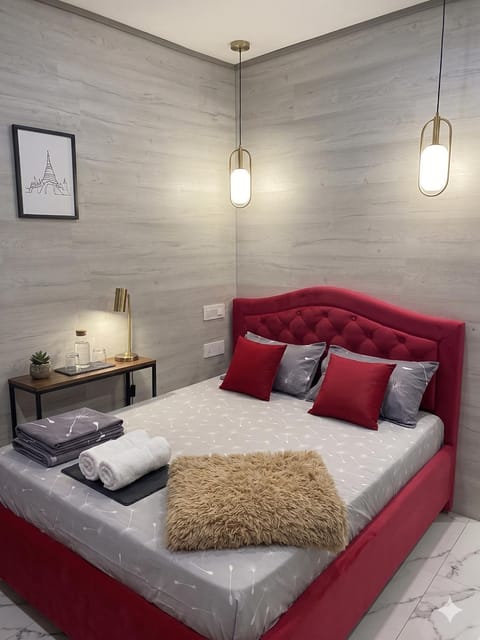 Bed, Photo of the whole room, Bedroom, towels