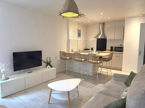 TV and multimedia, Living room, Seating area, heating, internet