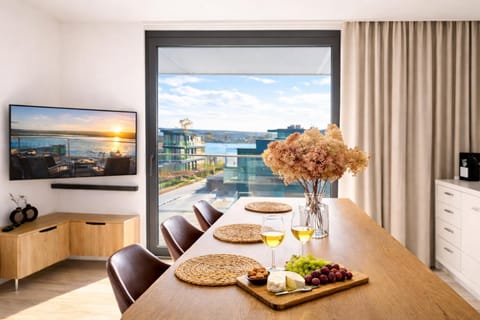 Kitchen or kitchenette, Dining area, Food, Lake view