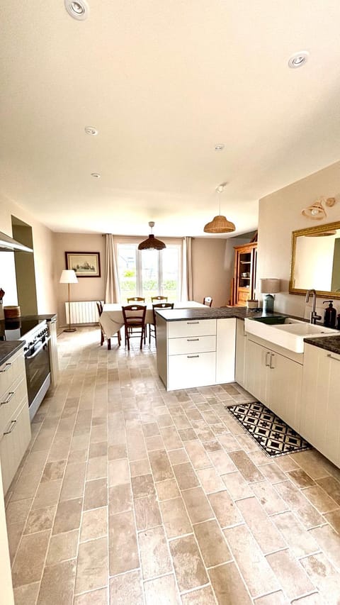 Property building, Dining area, kitchen