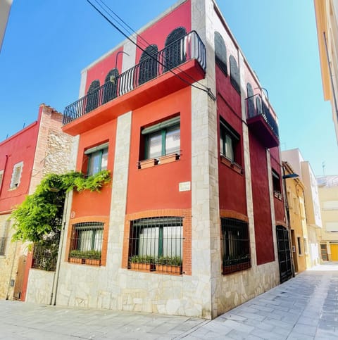 Property building, Patio, Patio, Day, Neighbourhood, Garden, Garden view, Street view