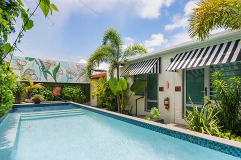 Day, Swimming pool