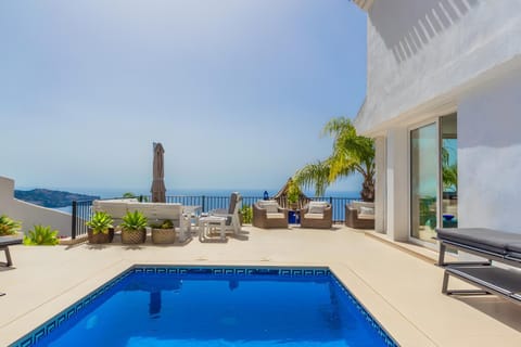 Property building, Balcony/Terrace, Living room, Swimming pool