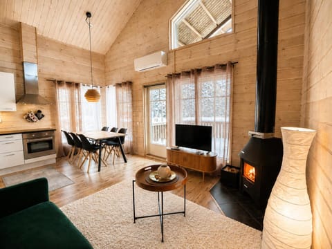 TV and multimedia, Living room, Seating area, Dining area, fireplace