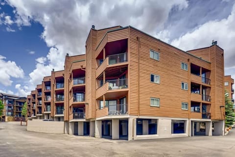 Property building, Day, Location