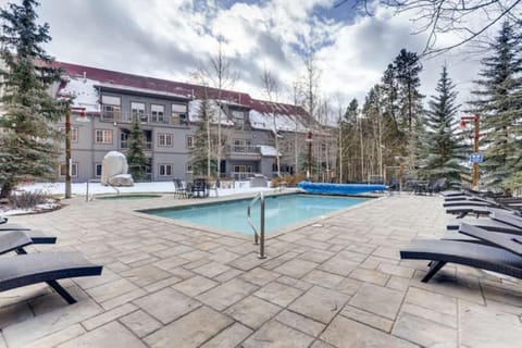 Property building, Day, Swimming pool, Swimming pool, sunbed