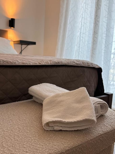 Bedroom, towels
