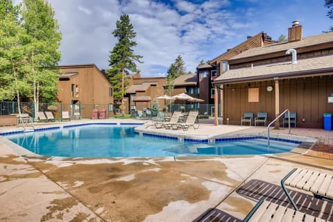Property building, Day, Swimming pool, sunbed