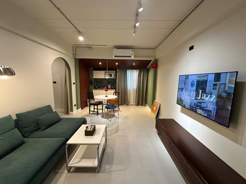 Communal lounge/ TV room, TV and multimedia, Living room, Seating area, Evening entertainment, air conditioner