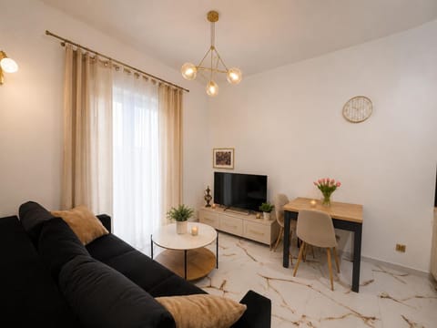 Communal lounge/ TV room, TV and multimedia, Living room, Seating area, Evening entertainment