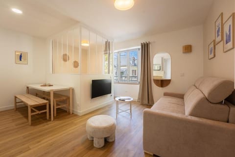 Property building, TV and multimedia, Living room, Seating area