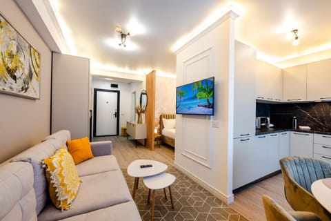 Facade/entrance, TV and multimedia, Living room, Breakfast