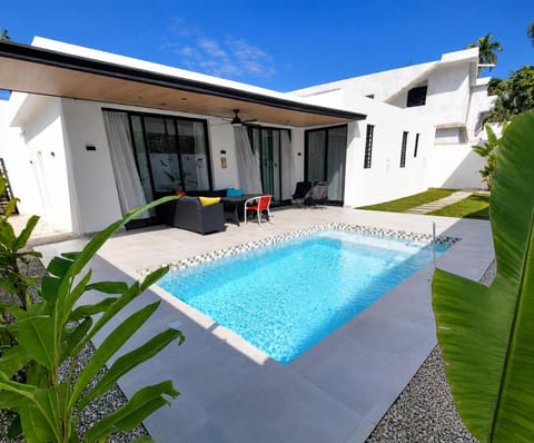 Property building, Day, Garden, Balcony/Terrace, Garden view, Pool view, Swimming pool