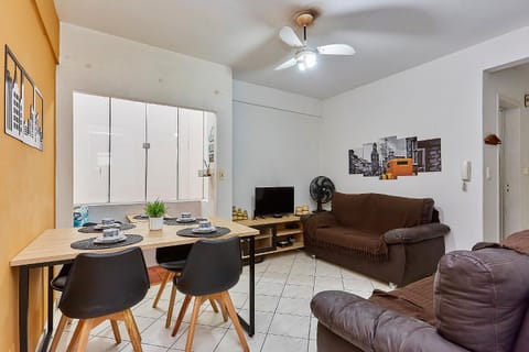 TV and multimedia, Kitchen or kitchenette, Living room, Seating area, Dining area