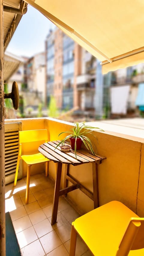Property building, Patio, Summer, Balcony/Terrace, Dining area, Inner courtyard view