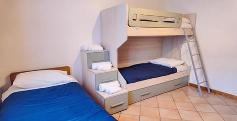 Bed, Photo of the whole room, Bedroom, bunk bed, towels