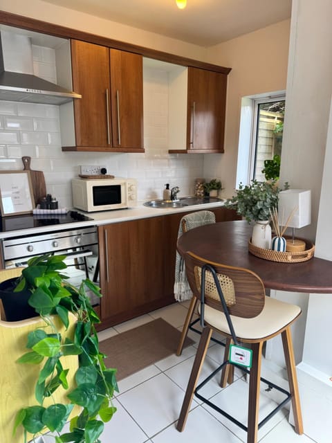 Kitchen or kitchenette, Seating area, Dining area, oven, pet friendly, stove, toaster