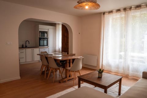 Kitchen or kitchenette, Seating area, Dining area