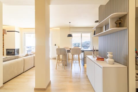 TV and multimedia, Kitchen or kitchenette, Living room, Seating area, Dining area, oven