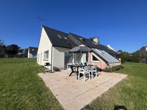 Property building, Facade/entrance, Day, Garden, Garden, Garden view